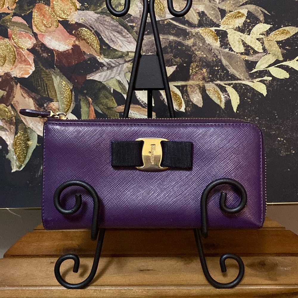 Gorgeous vintage Salvatore Ferragamo Miss Vara Bow zip wallet.